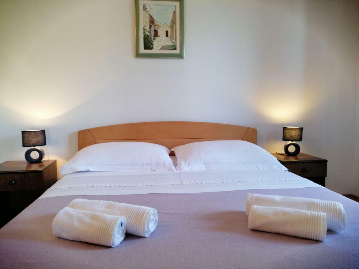 Apartments And Room Caric Jelsa  Buitenkant foto