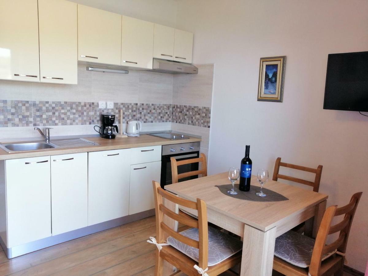 Apartments And Room Caric Jelsa  Buitenkant foto