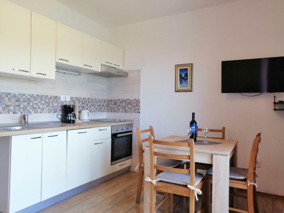 Apartments And Room Caric Jelsa  Buitenkant foto