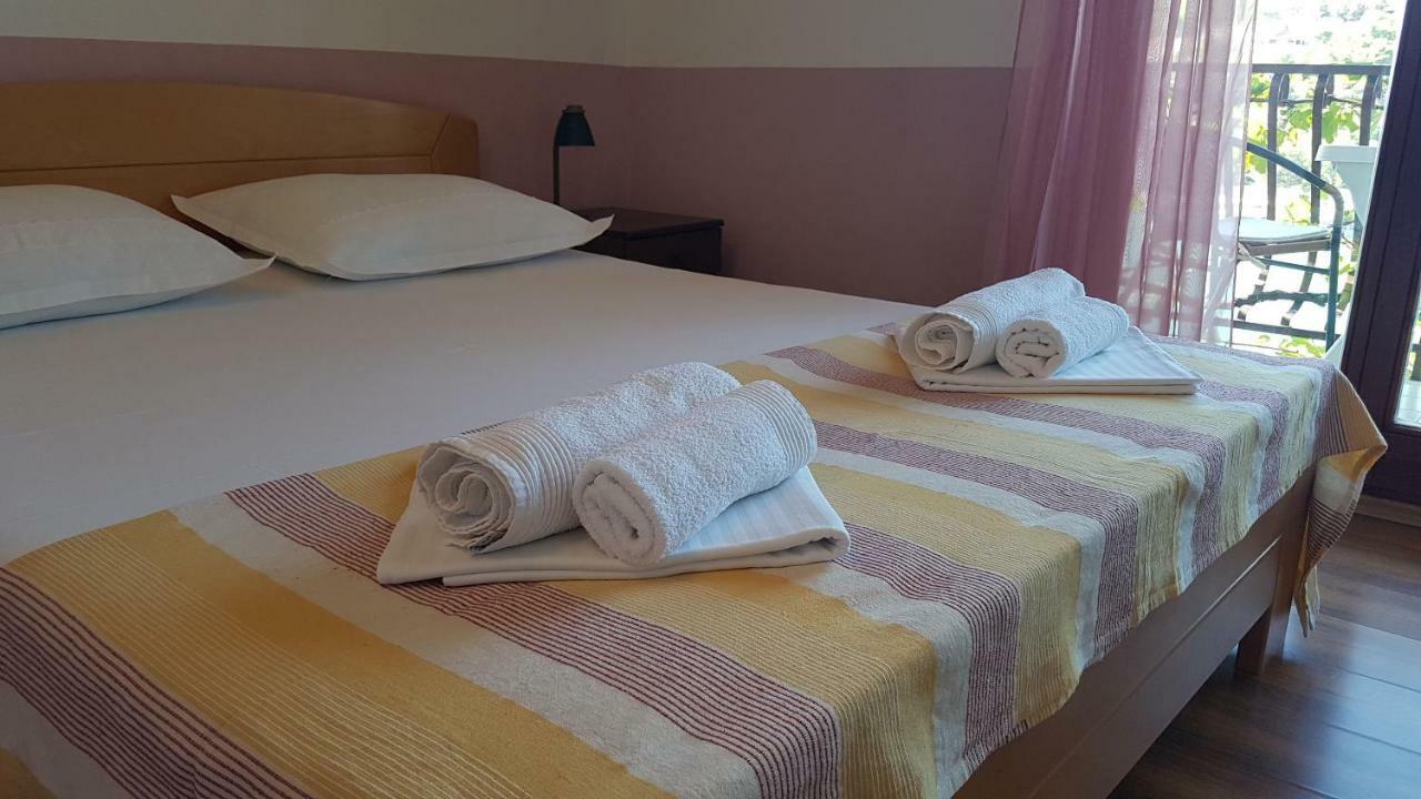 Apartments And Room Caric Jelsa  Buitenkant foto