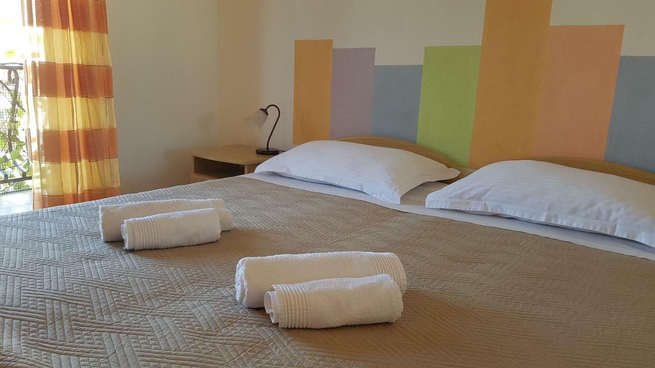 Apartments And Room Caric Jelsa  Buitenkant foto