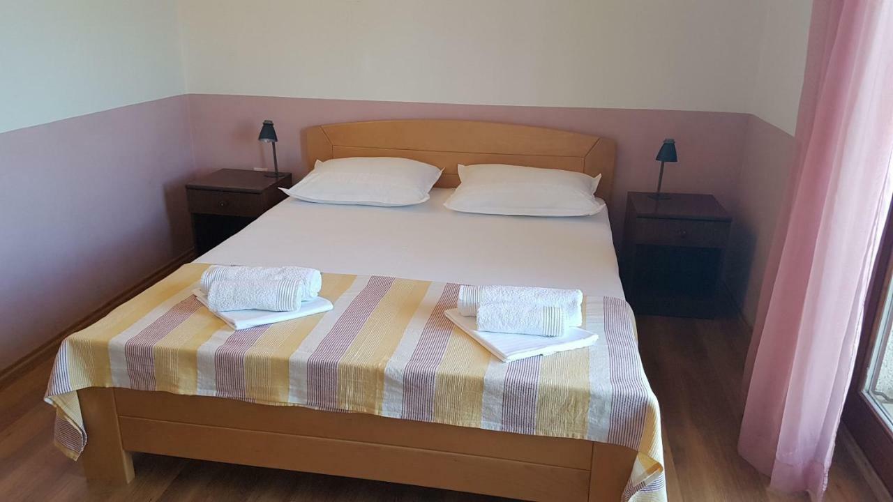 Apartments And Room Caric Jelsa  Buitenkant foto