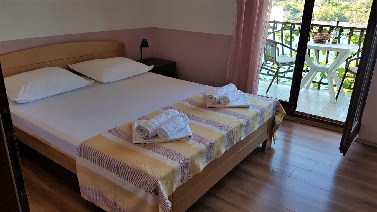 Apartments And Room Caric Jelsa  Buitenkant foto