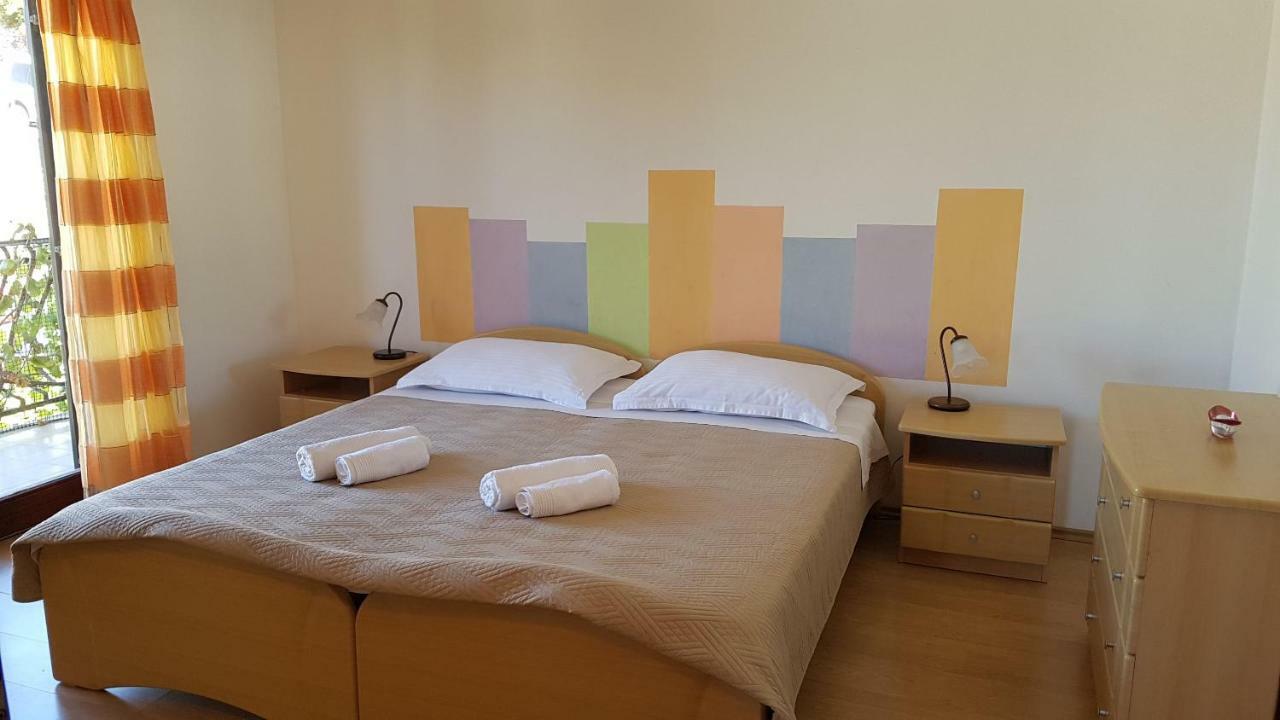 Apartments And Room Caric Jelsa  Buitenkant foto