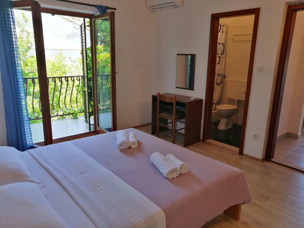 Apartments And Room Caric Jelsa  Buitenkant foto