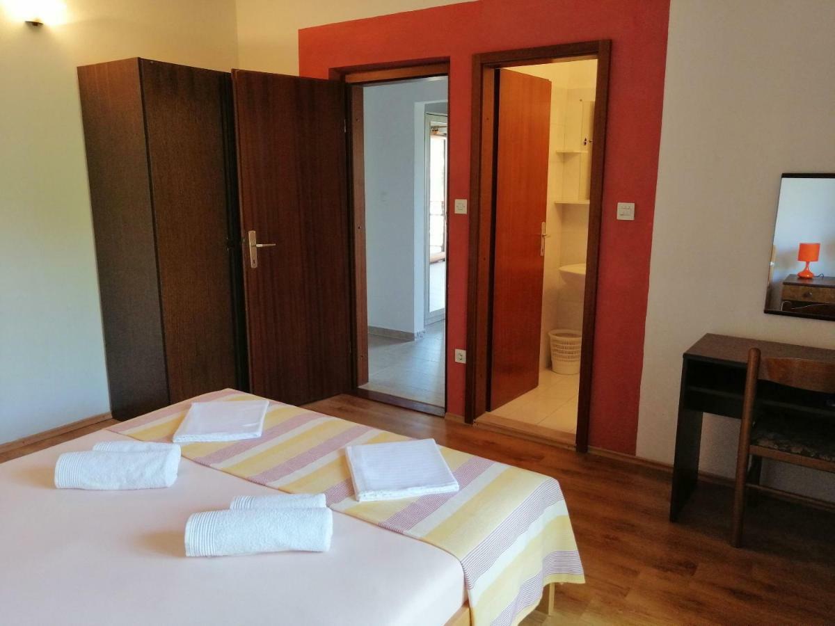 Apartments And Room Caric Jelsa  Buitenkant foto