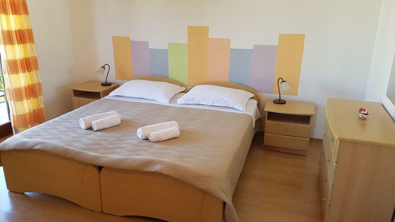 Apartments And Room Caric Jelsa  Buitenkant foto